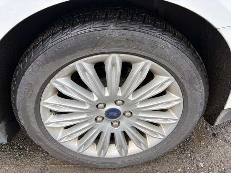 2015-ford-fusion-hybrid-sedan-image-17