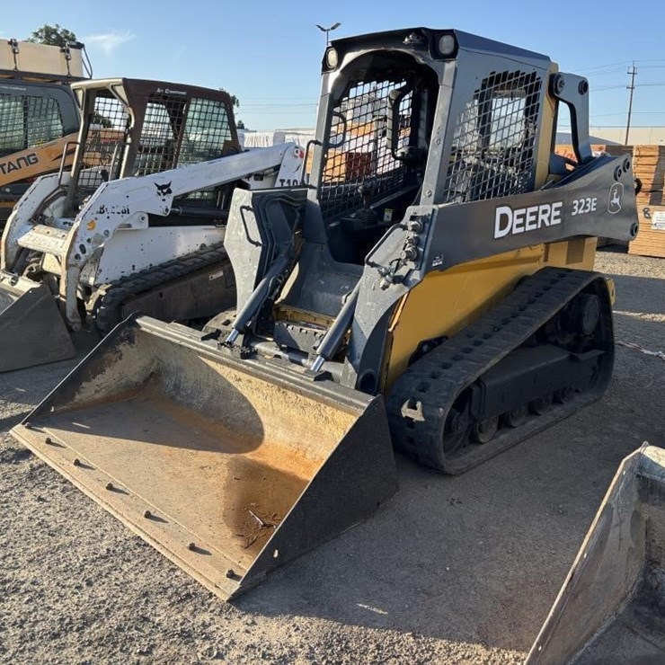 2018 DEERE 323E