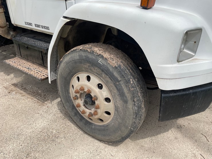 2002-freightliner-fl80-image-37