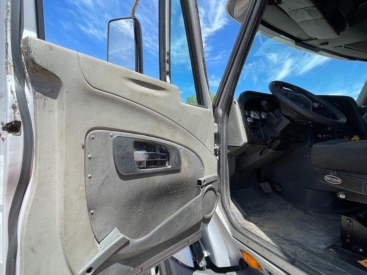 #304-•-2016-international-semi-tractor-(has-wi-title)-(denmark,wi)-image-57
