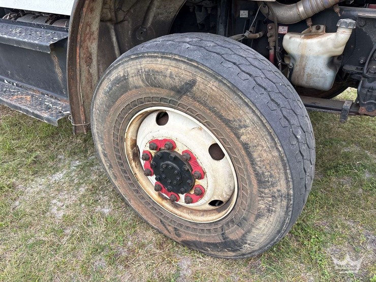 2014-freightliner-m2-106-image-75