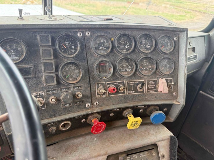 1989-mack-semi-image-24