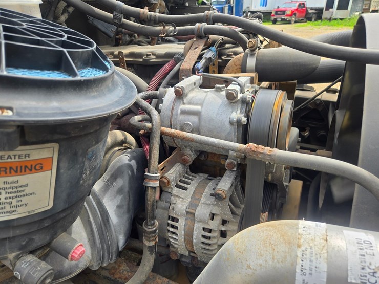 2005-freightliner-m2-106-image-43