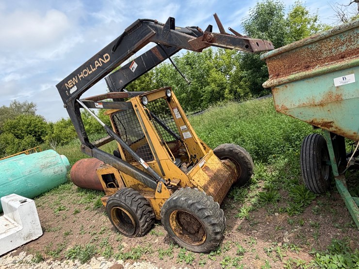new-holland-l555-image-1