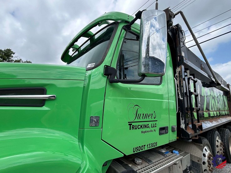 2016-volvo-vhd104b200-image-32