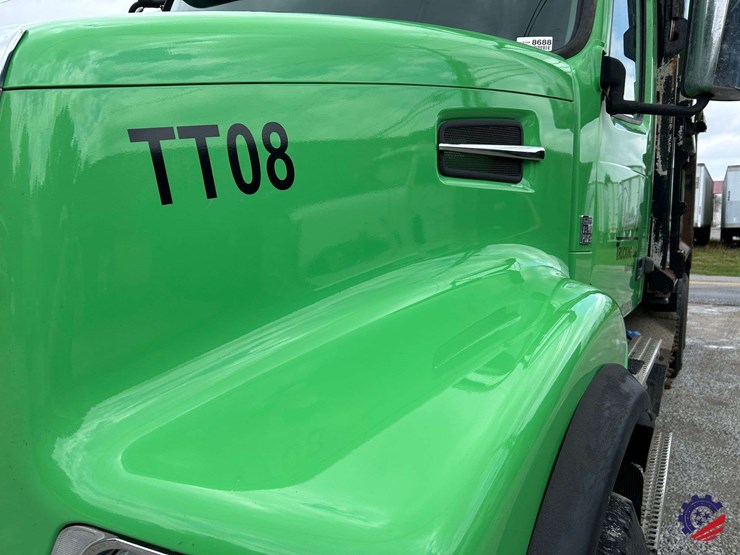 2016-volvo-vhd104b200-image-29
