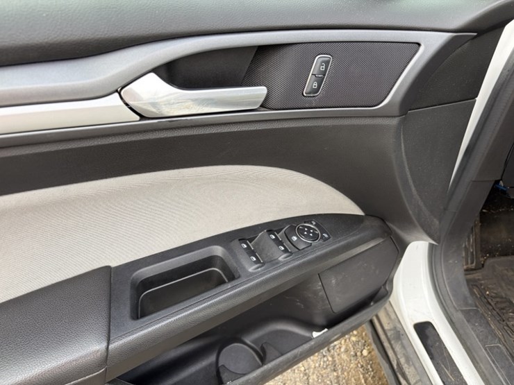 2015-ford-fusion-hybrid-sedan-image-24