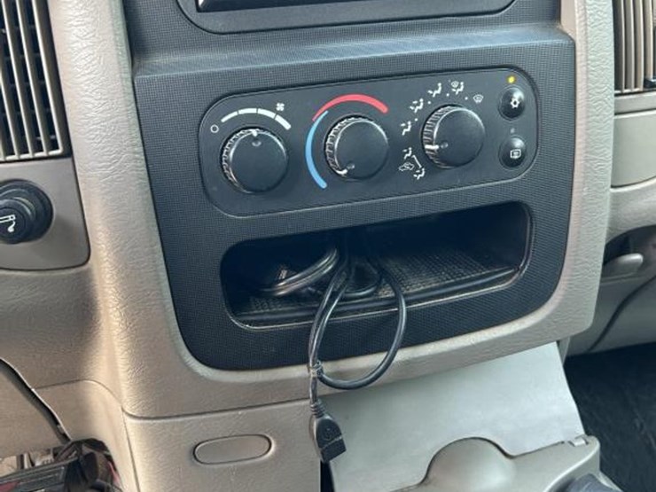 2004-dodge-ram-3500-image-19