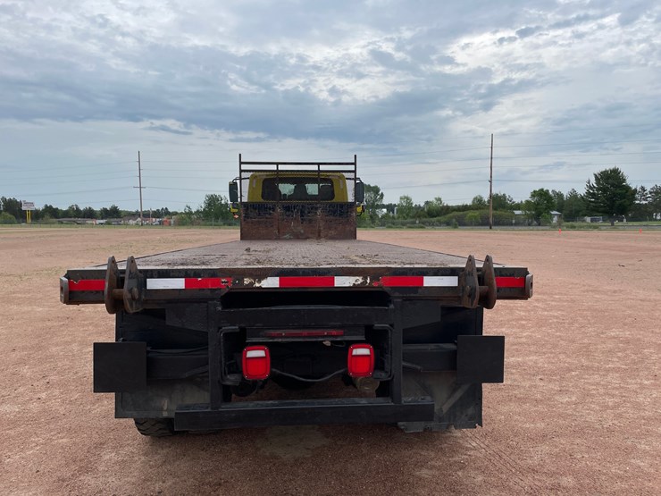 #318-•-2005-ht570-international-7500-6x4-flatbed-(has-mo-title)-(mosinee,-wi)-image-4