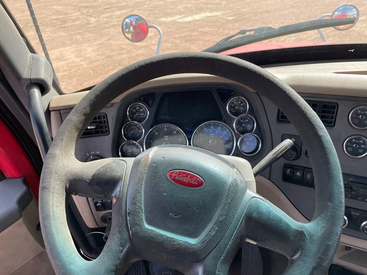 2014-peterbilt-579-image-40