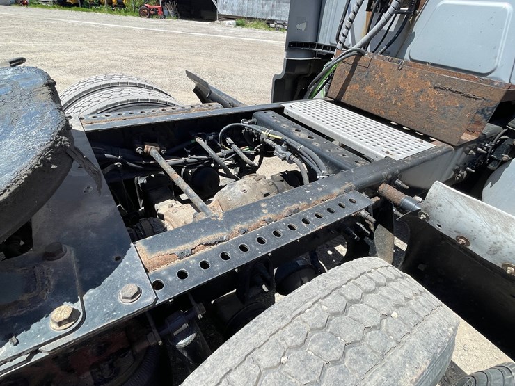 #304-•-2016-international-semi-tractor-(has-wi-title)-(denmark,wi)-image-38