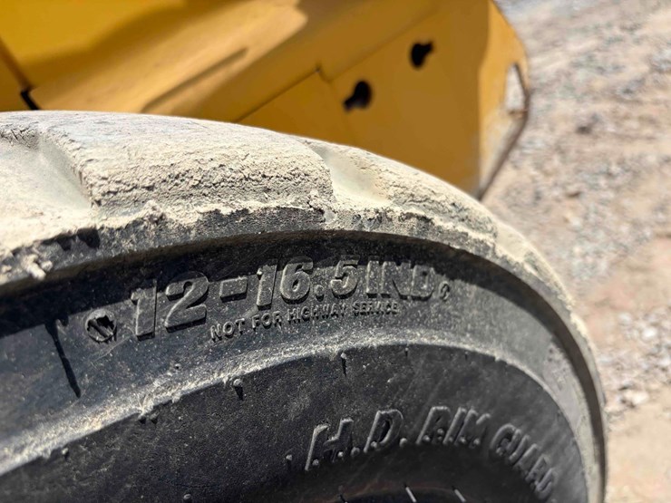 john-deere-325-image-7
