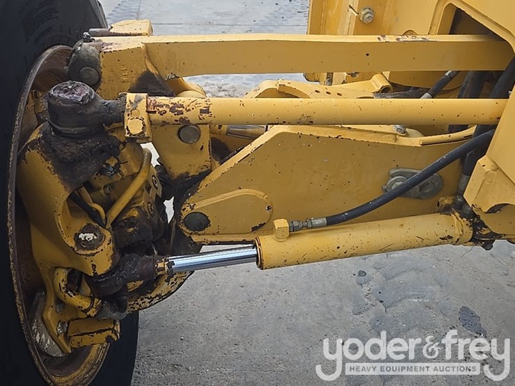 2011-deere-772g-image-18
