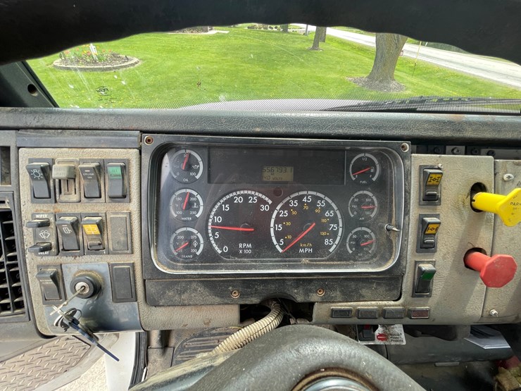 2002-freightliner-fl80-image-44