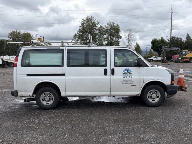 2012-chevrolet-express-cargo-van-image-3