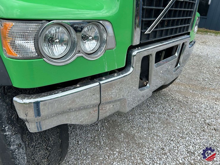 2016-volvo-vhd104b200-image-26