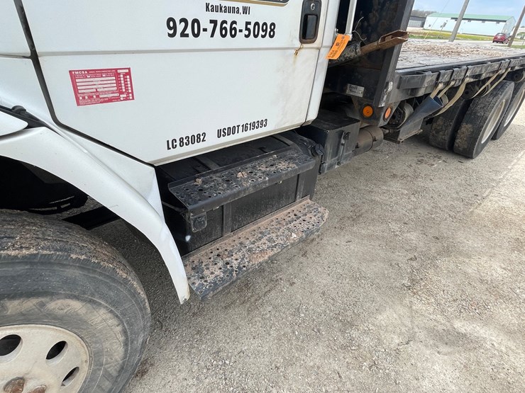 2002-freightliner-fl80-image-12