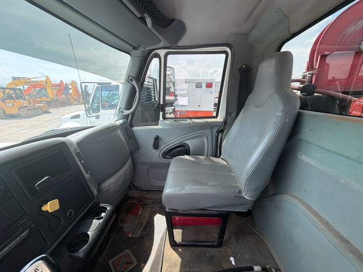 2004-international-durastar-4300-image-16