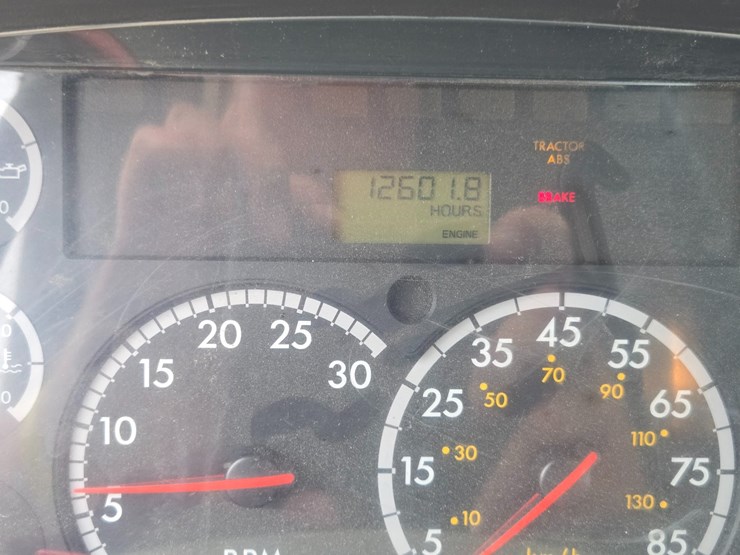 2005-freightliner-m2-106-image-62