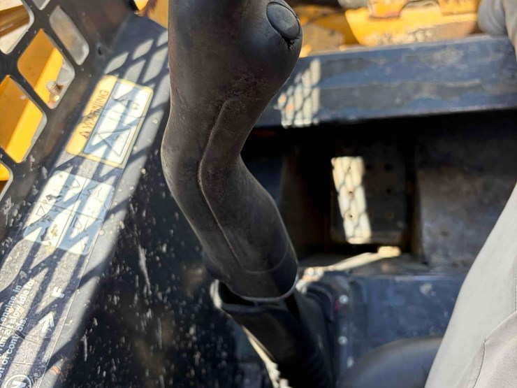john-deere-325-image-13