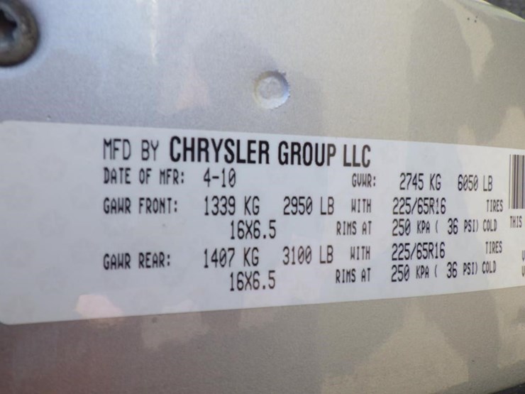 2010-chrysler-town-&-country-image-16