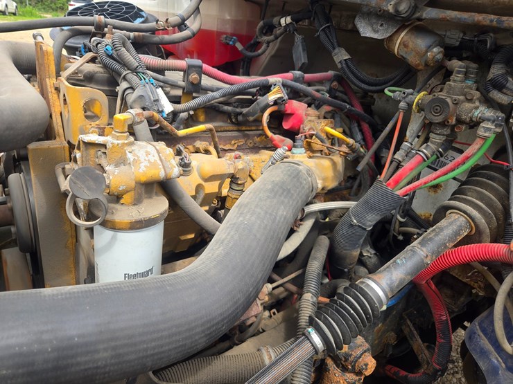 2005-freightliner-m2-106-image-30