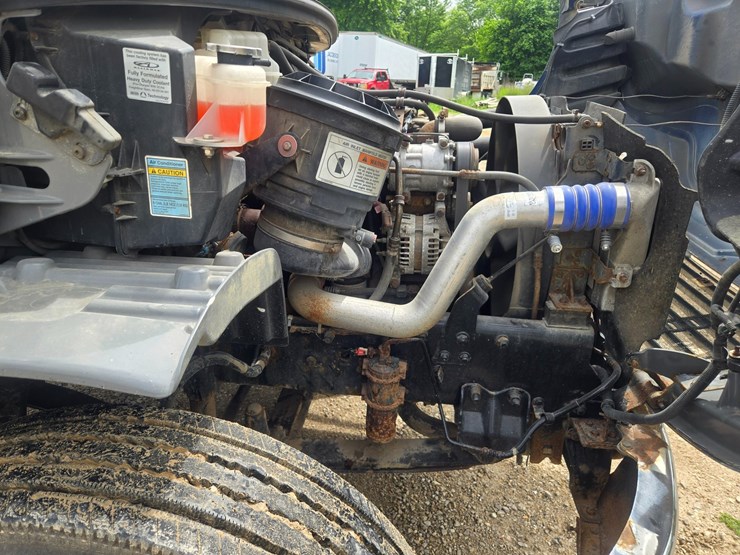 2005-freightliner-m2-106-image-41