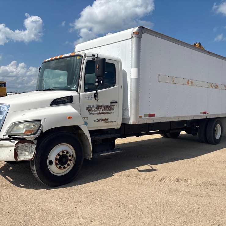 2013 HINO 268