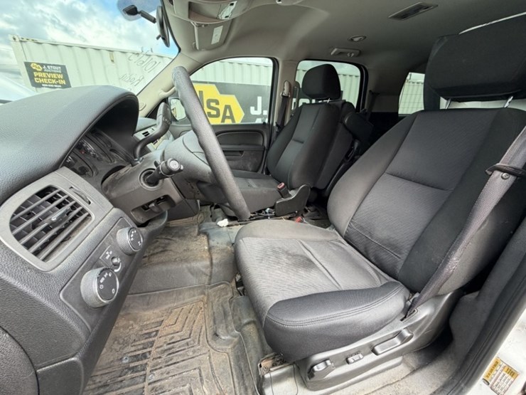 2010-chevrolet-tahoe-image-28