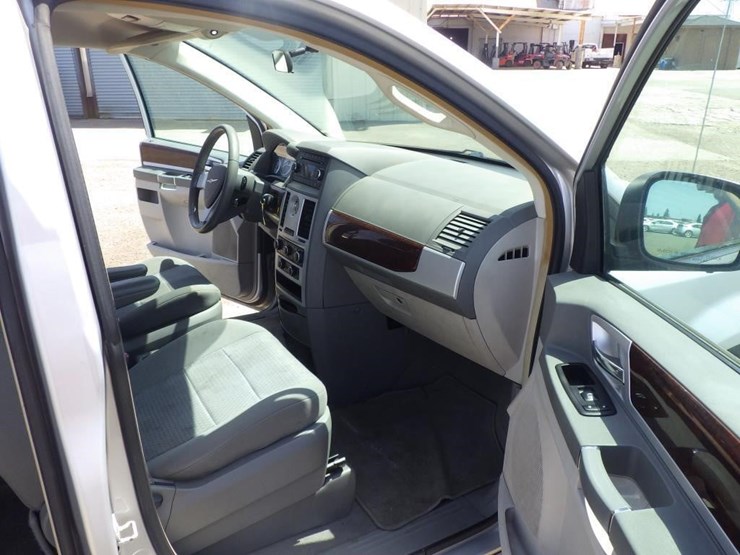 2010-chrysler-town-&-country-image-6