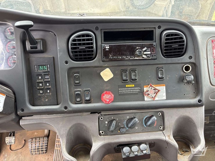 2014-freightliner-m2-106-image-58