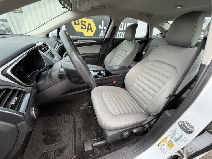 2015-ford-fusion-hybrid-sedan-image-22