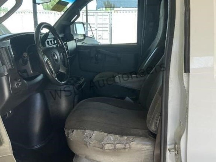 2017-chevrolet-express-2500-image-22