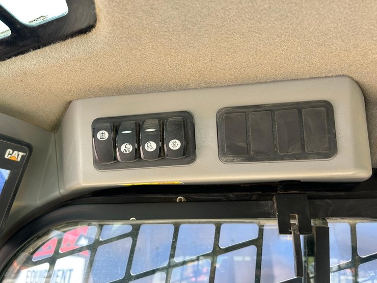 2017-caterpillar-249d-image-24