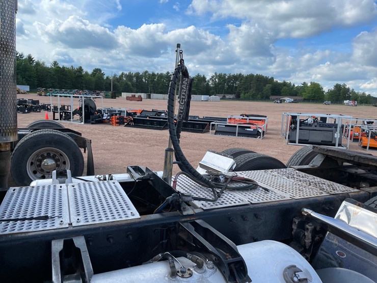 2010-peterbilt-386-image-17
