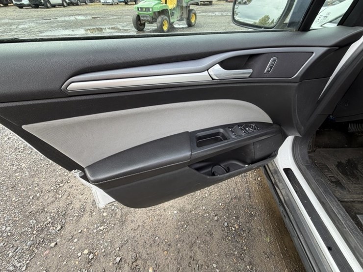 2015-ford-fusion-hybrid-sedan-image-23