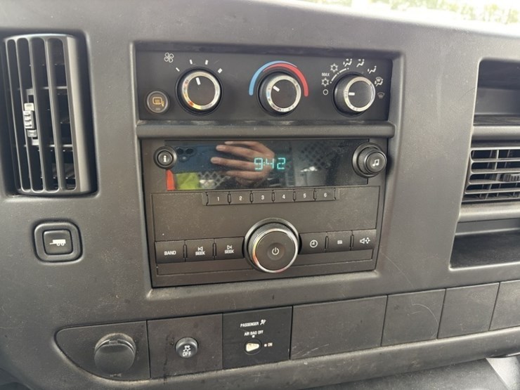 2012-chevrolet-express-cargo-van-image-34