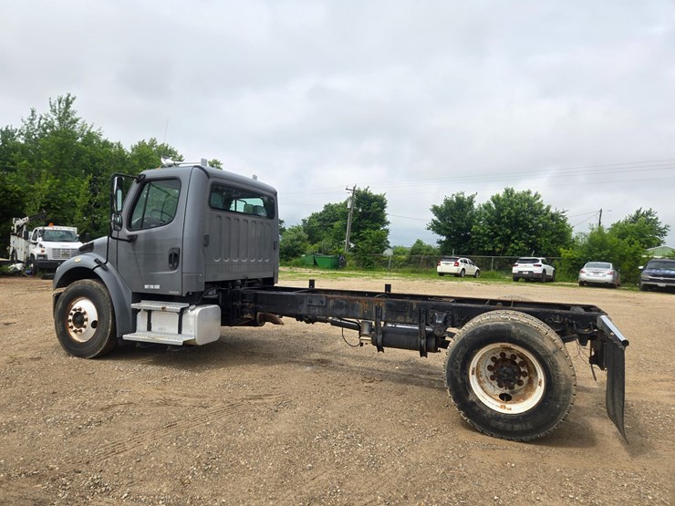 2005-freightliner-m2-106-image-10