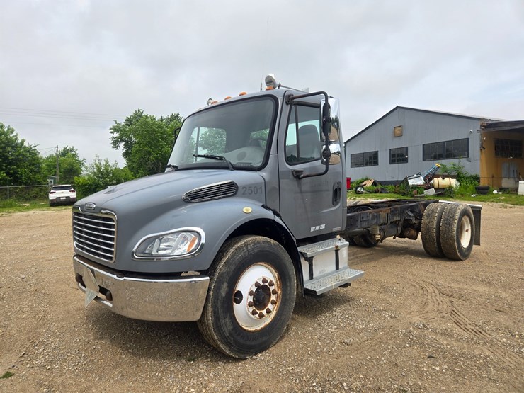 2005-freightliner-m2-106-image-4
