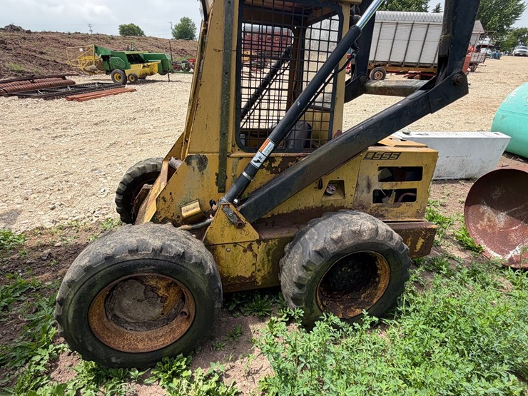 new-holland-l555-image-5