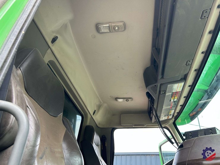 2016-volvo-vhd104b200-image-75