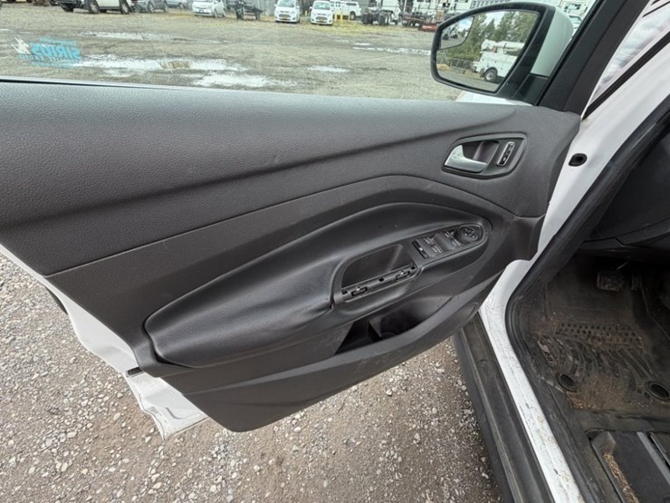 2016-ford-c-max-sel-hybrid-sedan-image-24
