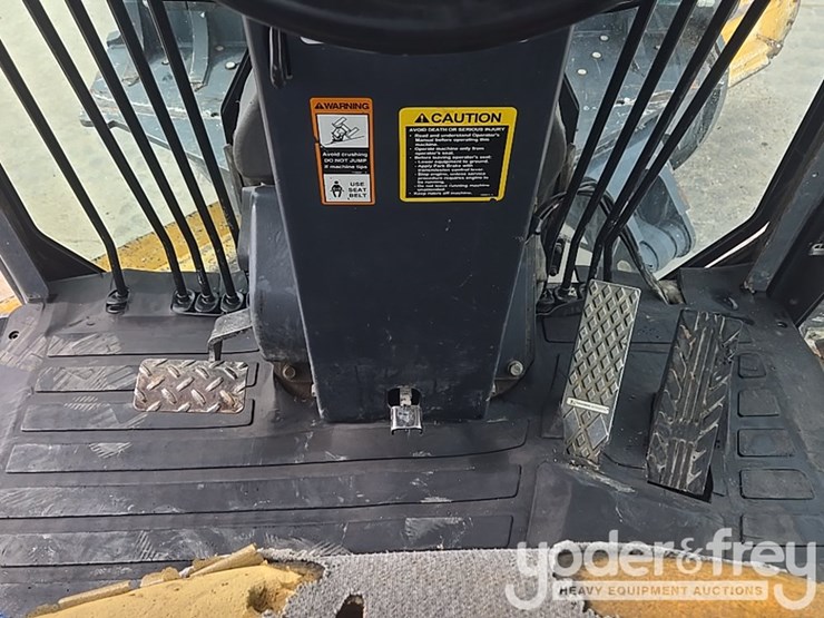 2011-deere-772g-image-56