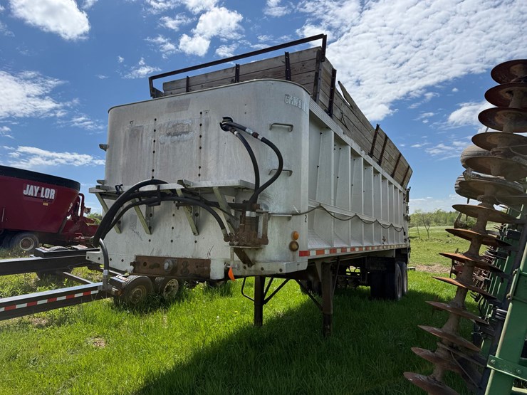 #468-•-1979-easton-pusher-28'-semi-pusher-trailer-(has-wi-title)-(stanley,-wi)-image-1