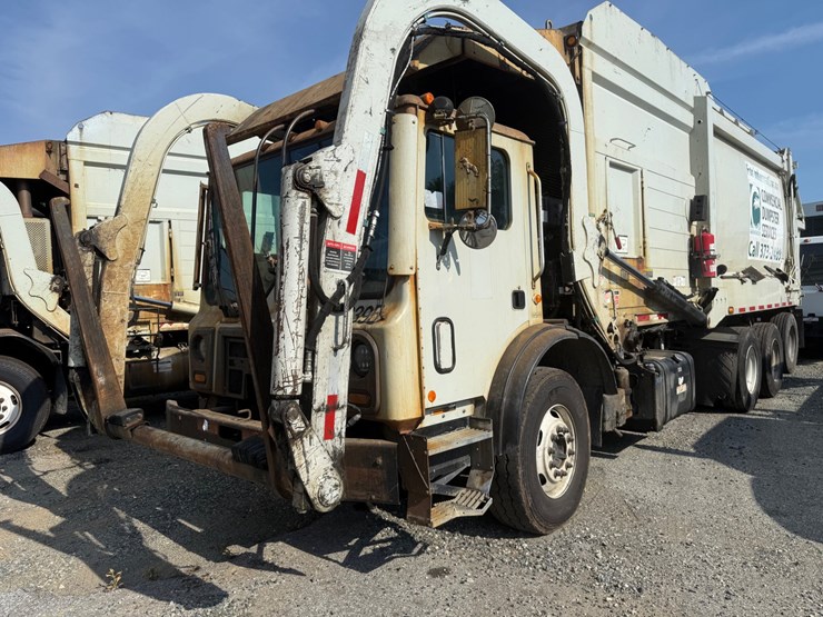 #7-•-2015-mack-heil-front-loader-image-4