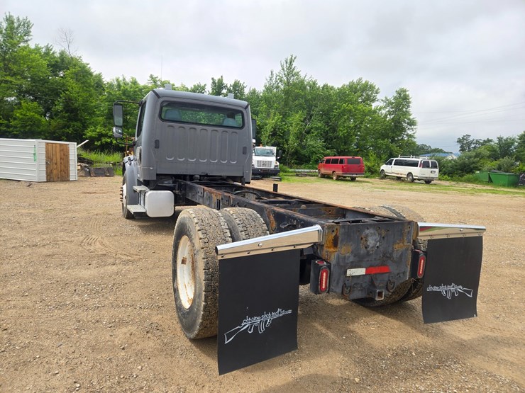 2005-freightliner-m2-106-image-13