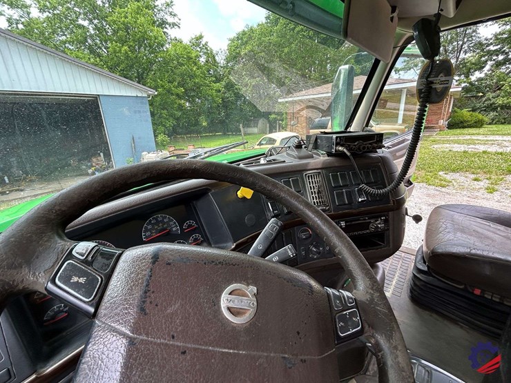 2016-volvo-truck-vhd-quad-axle-dump-truck-image-74
