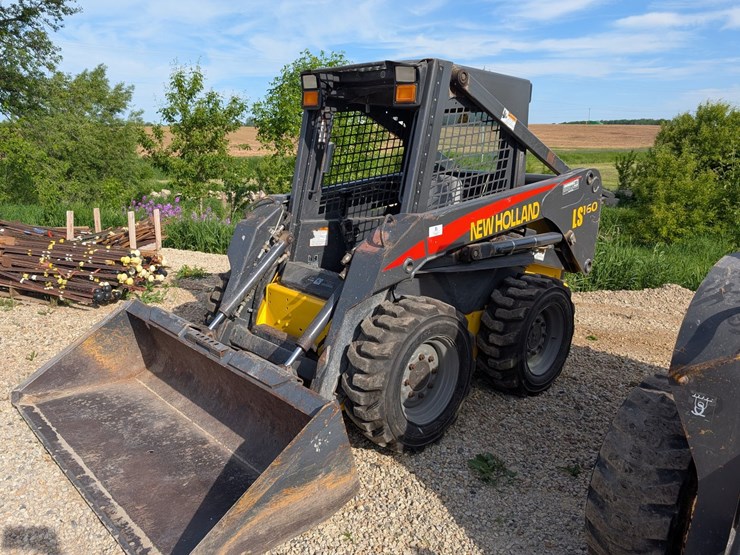 #5454-•-new-holland-160-skid-loader-image-1