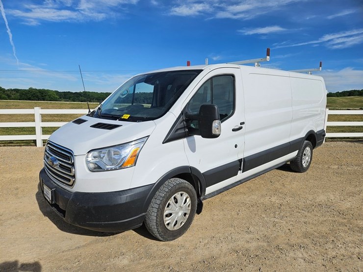 2017-ford-cargo-image-1