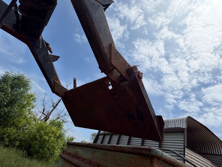 new-holland-l555-image-14
